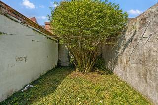 <p> Gemengd pand (winkel + appartementen) op een ideale locatie aan de Grand-Place van Lessines, vlak bij alle voorzieningen: de A8, winkels, scholen, het station, enz.</p><p>De begane grond biedt verschillende ruimtes (3 zalen), die perfect geschikt zijn voor de exploitatie van een restaurant, een winkel of elk ander professioneel project. Het pand beschikt ook over een keuken die is uitgerust met professionele HORECA-apparatuur.</p><p>Aan de achterzijde vindt u een tuin zonder inkijk, een echte troef midden in het stadscentrum, die de mogelijkheid biedt om een terras te creëren dat ideaal is voor een horecaproject.<br />Een grote kelder maakt het geheel compleet en biedt waardevolle extra opslagruimte.</p><p>Dankzij de centrale ligging, de ruime indeling en de talrijke inrichtingsmogelijkheden is dit pand zowel geschikt voor een ondernemer die zijn activiteiten wil uitbreiden als voor een belegger die op zoek is naar een pand met een aantrekkelijk rendement.</p><p>Technische gegevens: PVC-kozijnen met dubbele beglazing, gasverwarming, EPC-klasse C, elektriciteit conform de voorschriften.</p><p>Een zeldzame kans op de Grote Markt van Lessines, zeker een bezoek waard!<br />Informatie en bezichtigingen via anne-sophie@immobeguin.be</p>