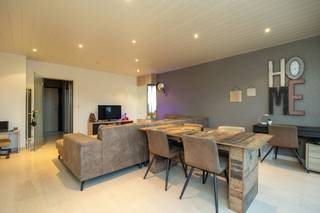 <p>Dit appartement, gelegen op de derde verdieping, biedt een aangename woonervaring in het centrum van Hemiksem. Je woont in een rustige buurt, met winkels, scholen en openbaar vervoer vlakbij.</p><p><br /></p><p>Het appartement bestaat uit een grote woonkamer met veel lichtinval - een uitgeruste keuken - een terras aan de voorzijde - een ruime badkamer met ligbad - een nachthal dat leidt naar de drie volwaardige slaapkamers en een balkon.</p><p><br /></p><ul><li>Rustig wonen in een doodlopende straat</li><li>Veel natuurlijke lichtinval dankzij grote raampartijen</li><li>Kelderberging en lift aanwezig</li><li>Dak is geïsoleerd</li><li>Asbestveilig</li></ul>