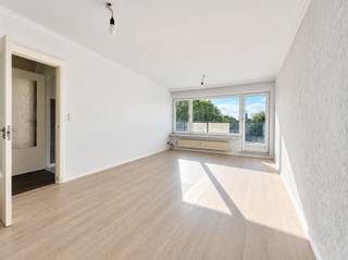 Appartement de 2 chambres prêt à emménager, situé dans un endroit facilement accessible, à proximité de plusieurs axes routiers et de l'E17. Cet appartement bien entretenu a été entièrement repeint récemment et dispose d'un espace de vie très lumineux, d'une nouvelle terrasse offrant une vue agréable et de deux chambres à part entière. De plus, vous bénéficiez d'un excellent score EPC, d'une installation électrique conforme et d'un garage souterrain inclus dans le prix. Une opportunité idéale pour ceux qui recherchent un logement confortable, économe en énergie et sans souci, dans un emplacement central. Contactez-nous pour plus d'informations ou pour une visite sur place.