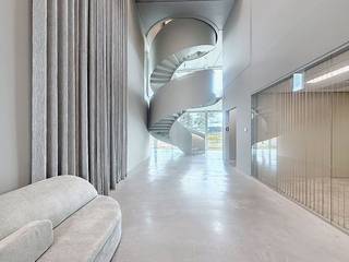 Office Park is een state of the art kantoorgebouw in het Waasland met een BEN-label (bijna energieneutraal gebouw) en een E-Peil van 38.<br />De kantoren genieten een centrale ligging en maken gebruik van de meest duurzame technieken die comfort koppelen aan een uitermate laag energieverbruik. <br /><br />De locatie, juist aan de op- en afritten van de E17, alsook aan de inkom van industriepark E17/3 en E17/4, zorgen voor een vlotte bereikbaarheid en visibilliteit. <br /><br />Bovenop de 94 parkeerplaatsen (deels met laadpunten) die voorzien zijn op de site kan er ook gebruik gemaakt worden van de carpool parking aan de overkant van de straat (110 parkeerplaatsen met laadpunten). Ook met de bus is Office Park zeer vlot bereikbaar.<br /> <br />De kantoorunit zelf is 100% afgewerkt met akoestisch plafond, extra goede geluidsisolatie, verlichting, verluchting, klimatisatie, CO2-meting, chappe, vloerbekleding, vloerdozen, patchkast, fiber proximus & telenet, uitgeruste kitchenette, etc. <br /><br />De kantoorunit heeft incl. 5 parkeerplaatsen bovengronds en optioneel 5 parkeerplaatsen ondergronds.<br /><br />Het gebouw is uitgerust met een centraal klimaatsysteem die instaat voor de volledige verwarming en koeling van de verschillende lokalen. Tevens wordt de nodige aandacht besteed aan de luchtkwaliteit. <br /><br />Naast de 47 parkeerplaatsen voor auto’s en 60 fietsen bevat het kelderniveau ook douches en technische ruimtes. <br /><br />Oppervlakte:<br />445 m²<br /><br />Beschikbaarheid:<br />1 oktober 2026<br /><br />Hebt u interesse in dit handelspand te huur in Lokeren? Vraag meer info of boek een bezoek via business.gent@dewaele.com of 09 245 35 35.