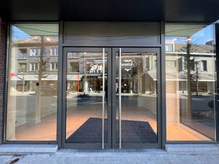 Het handelspand heeft een ideale ligging op Nieuwstraat 11 te Geel. Met een eigen parking, een brede stoep en op enkele meters van de Markt is dit...