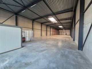 Het bedrijvencentrum "Bilzen Noord" is gelegen op het bedrijventerrein de Kielebergen en biedt een centrale ligging tussen de E313 en E314. Deze unit van 916m² is voorzien van sanitair en een alarmsysteem met camerabewaking.<br /><br />TECHNISCHE KENMERKEN:<br />- oppervlakte: 916m²<br />- vrije hoogte +6m<br />- gepolierde betonvloer<br />- sanitaire blok (2 toiletten en wasbak)<br />- buitenwanden: geïsoleerde betonplinten met geïsoleerde sandwichpanelen <br />- lichtstraat met RWA <br />- elektrisch bediende sectionaalpoort: 4m x 4,5m<br />- elektriciteit: 380V/63A<br />- LED verlichting<br />- alarmsysteem<br /><br />TROEVEN:<br />- centraal tussen E313 en E314<br />- mogelijkheid om een kantoor te voorzien<br />- mooie en moderne uitstraling van het park<br /><br />Ig - Vg - Gmo - Gvkr - Gvv<br /><br />Info: 011/39.90.50 of info@jansenrealestate.be