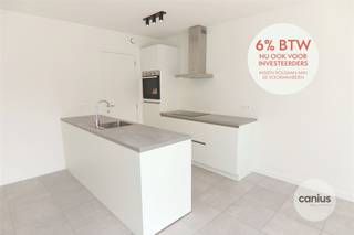 <p><span>GESCHILDERD NIEUWBOUWAPP. IN HARTJE HASSELT MET 2 SLKS + TERRAS & PARKING</span></p><p><span> </span></p><p><span>Op wandelafstand van het stadscentrum van Hasselt, Hoofdstad van de Smaak treffen wij residentie Mosa aan. Ideaal voor iemand die wil genieten van het bruisende stadscentrum. In de directe omgeving treffen wij lokale handelaars aan. Tevens bevinden wij ons op wandelafstand van verschillende parken, het Cultureel centrum, … Ook kunnen wij een goede bereikbaarheid garanderen door de ligging nabij openbaar vervoer en invalswegen zoals de kleine en de grote ring waardoor wij ons vlot kunnen verplaatsen. </span></p><p><span> </span></p><p><span>Appartement 1.1 is gelegen op de eerste verdieping. De indeling is als volgt: inkomhal, afzonderlijk toilet, leefruimte bestaande uit een zit- en eethoek, volledig geïnstalleerde keuken, berging, badkamer, 2 slaapkamers + terras. </span></p><p><span>Bij het appartement dient men verplicht een autostaanplaats (35.000,00 euro) en een kelderberging (6.000,00 euro) aan te kopen. Parkeergelegenheid gegarandeerd! </span></p><p><span> </span></p><p><span>Het appartement is momenteel verhuurd, ideaal als investering of voor eigen bewoning.</span></p><p><span>TROEVEN</span></p><p><span>+ Beschikbaar bij notariële akte</span></p><p><span>+ Aangename buitenruimtes </span></p><p><span>+ Gunstige ligging in hartje Hasselt </span></p><p><span>+ Volledig geschilderde appartementen</span></p><p><span>+ Energiezuinig appartementen voorzien van hedendaagse technieken </span></p><p><span>+ Geniet nu nog van 6% BTW <br />(AANKOOP AAN VERLAAGD BTW-TARIEF VAN 6% ZOWEL OP DE CONSTRUCTIE ALS DE GROND (IPV 21%) MOGELIJK INDIEN MEN AAN DE WETTELIJKE VOORWAARDEN VOLDOET.)</span></p><p><span> </span></p><p><span>Net als ons overtuigd van de vele voordelen van residentie Mosa? Neem gerust contact op met één van onze medewerkers via 078 78 30 39 of <span>info@canius.be</span></span><span> </span></p><p><span> </span></p><p><span>*Deze gegevens zijn louter ter informatieve titel. De vermelde oppervlaktes zijn slechts indicatie. Canius Real Estate kan niet verantwoordelijk gesteld worden voor de juistheid van de aan haar verstrekte gegevens. </span></p><p><span> </span></p><p><span> </span></p>