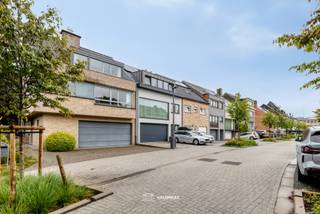 VALIMMAS verkoopt in het centrum van Asse deze zeer rustig en residentieel gelegen driegevelwoning met ruime garage en mooie tuin. Ook geschikt als zorgwoning, als woonst met praktijkgedeelte of mogelijks als opbrengstwoning met 2 entiteiten (mits dan het bekomen van de nodige vergunningen).
Het gelijkvloers bestaat uit een inkomhal met trap en lift, een ruime garage met was- en stookplaats, een living met open ingerichte keuken en mooi zicht op de tuin, een berging, een bureel of slaapkamer, en een badkamer.
De eerste verdieping herbergt een overloop met lift, een living met open ingerichte keuken (airco), een wasplaats, een badkamer en een ruime slaapkamer.
De dakverdieping omvat een overloop met lift, een zeer ruime kamer (± 50m²) en een (desgewenst nog verder in te richten) badkamer.
CV aardgas met 2 circuits en 2 branders (1x gelijkvloers en 1x boven). 2x Individuele tellers voor elektriciteit, stadswater en aardgas.
Thans stedenbouwkundig gekend als ééngezinswoning – eventueel aanpassen naar meergezinswoning zou in principe mogelijk zijn (maar steeds onder voorbehoud van het bekomen van de nodige vergunningen !). Ook perfect geschikt als zorgwoning of als woning met praktijkruimte/beroepsgedeelte !
Heel rustig en residentieel gelegen in een recent heraangelegde doodlopende straat in het volle centrum. Winkels, scholen, openbaar vervoer, Azorg ziekenhuis, Markt,... binnen wandelafstand. Mobiscore 8,6/10