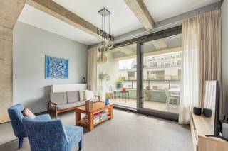 <h2><strong>Recent appartement op de eerste verdieping – mét lift, terras en staanplaats</strong></h2>
<p><span>In het historische gebouw <strong>‘Koffienatie’</strong>, op een toplocatie vlakbij het Antwerpse <strong>Den Dam</strong>, bevindt zich dit recent appartement op de eerste verdieping. Een ideale woonst voor wie comfort, bereikbaarheid en modern woonplezier wil combineren.</span></p>
<div></div>
<h2><strong>Indeling</strong></h2>
<h3><strong>Inkom & leefruimte</strong></h3>
<ul>
<li>
<p><span><strong>Inkomhal</strong> met aparte berging</span></p>
</li>
<li>
<p><span><strong>Ruime woonkamer</strong> op steentapijt met grote schuifraam → directe toegang tot het <strong>gezellige terras</strong></span></p>
</li>
<li>
<p><span><strong>Open keuken</strong> voorzien van alle toestellen</span></p>
</li>
</ul>
<h3><strong>Slaapgedeelte & comfort</strong></h3>
<ul>
<li>
<p><span><strong>Twee slaapkamers</strong></span></p>
</li>
<li>
<p><span><strong>Berging</strong> met aansluiting voor was- en droogautomaat</span></p>
</li>
<li>
<p><span><strong>Badkamer</strong> uitgerust met <strong>inloopdouche</strong> en <strong>lavabomeubel</strong></span></p>
</li>
</ul>
<div></div>
<h2><strong>Parkeren</strong></h2>
<p><span>Inclusief <strong>ondergrondse autostaanplaats</strong>, veilig en gemakkelijk bereikbaar.</span></p>
<div></div>
<h2><strong>Extra informatie</strong></h2>
<p><span>✔ EPB <strong>E49<br /></strong>✔ <strong>Elektriciteit conform</strong> <br />✔ Gemeenschappelijke kosten: <strong>± €100/mnd</strong> (driemaandelijkse afrekening) <br />✔ <strong>Individuele nutsvoorzieningen</strong> <br />✔ <strong>Verkoop onder registratiestelsel</strong></span></p>
<h2><strong>Bezoek ter plaatse</strong></h2>
<p><span>Contacteer Vastgoed03 via <strong><span>03 568 03 03</span></strong> voor meer informatie of een bezoek.</span></p>