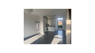 <p></p><p>Een mooi duplex appartement bestaande op de eerste verdieping uit een woonkamer met open ingerichte keuken (gaskookvuur, ijskast, diepvriezer, combi-oven, dampkap, vaatsteen, kastjes), badkamer met ligbad, lavabo in meubel, wasplaats/bergpaats, ruim terras. Op de tweede verdieping bevinden zich twee mooie slaapkamers en een afzonderlijk toilet.  Op het gelijkvloers is er nog een bergplaats.</p><p></p>