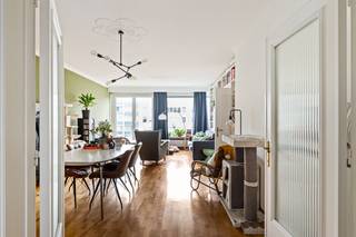 Dit aangenaam appartement op de derde verdieping biedt een praktische en comfortabele indeling.Bij het binnenkomen bevindt zich een ruime inkomhal...