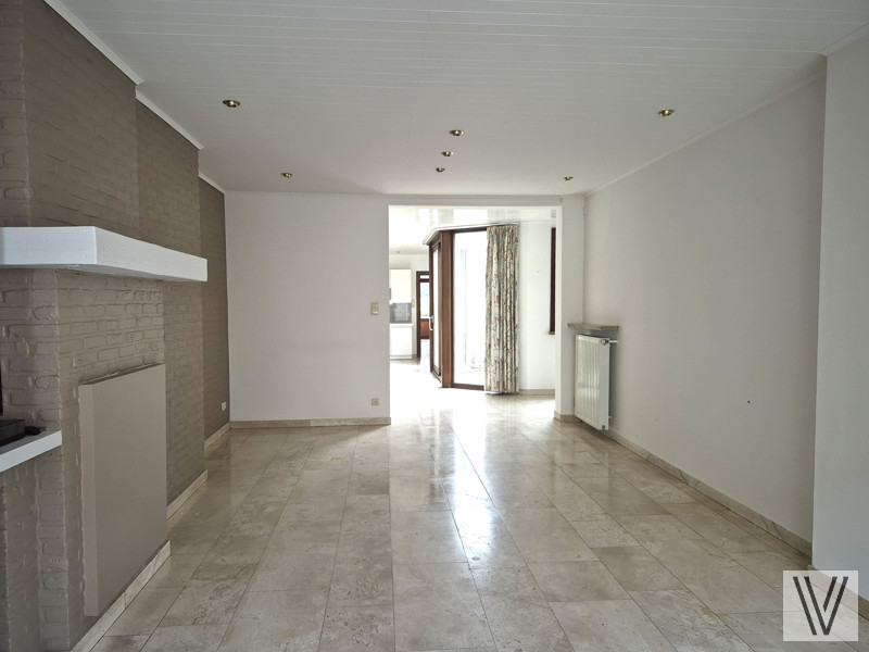 Ruime lichtrijke deels op te frissen woning met dubbele garage - foto 5