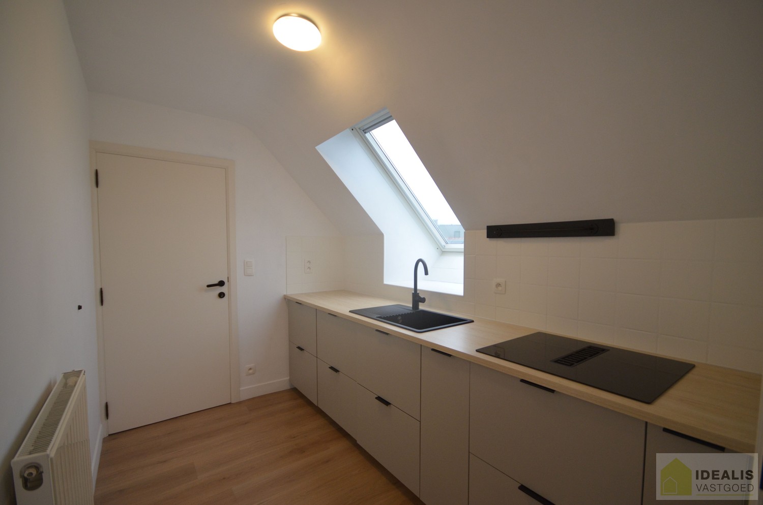 IDEALIS VASTGOED – KNAP GERENOVEERD DAKAPPARTEMENT MET 1 SLAAPKAMER, AANGENAME LEEFRUIMTE EN EXTRA BERGRUIMTE. Zeer geschikt voor kandidaten op zoek naar betaalbare woonruimte vlak bij de stadskern van Bree! - foto 5