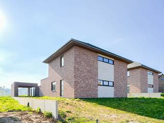 <p><span>Neem een exclusieve kijk in dit project: </span>https://www.youtube.com/embed/he2Veu3j0rs</p>
<br />NIEUWBOUW VILLAWONING met UITGESTREKTE TUIN die geniet van een SUBLIEM UITZICHT OVER DE VLAAMSE ARDENNEN!!!  PRACHTIG GELEGEN in het  PITTORESKE en LANDELIJKE MATER!<br />Deze WIND- EN WATERDICHTE OPEN BEBOUWING beschikt over een UITERST GROOT WOONVOLUME dat nog NAAR EIGEN WENS KAN AFGEWERKT WORDEN. Er is ook de MOGELIJKHEID OM DE WONING AFGEWERKT AAN TE KOPEN, neem contact op voor meer informatie hieromtrent.<br /><span>De woning beschikt over 2 volwaardige woonverdiepingen met een bewoonbaar volume van +/- 175 m² met ruimtes voor een inkomhal, een lichtrijke leefruimte, een open keuken, veel bergruimte, 4 slaapkamers , een badkamer, een zolder en een losstaande garage die ook nog voor andere doeleinden kan aangewend worden.</span><br />Het perceel, genietend van een open uitzicht over het glooiende achterliggende landschap, is zuidoost georiënteerd en geniet van een uitgestrekte grondoppervlakte van +/- 1211 m². Daarnaast is er ruimte voor 1 overdekt terras en een oprit.<br /><br />Adres: Kerkgate 93 te Mater (Oudenaarde)<br /><br />G-score B, P-score D. Geen renovatieverplichting van toepassing.