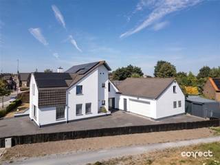 <p><span>Polyvalente woning met 4 slaapkamers en atelier.</span></p><p><span> </span></p><p><span>STARTPRIJS: Elk bod boven deze startprijs, wordt voorgelegd aan de eigenaars, die al dan niet kunnen in gaan op dit aanbod.</span></p><p><span> </span></p><p><span>Op het einde van de Koningin Astridstraat, vlakbij winkels, openbaar vervoer, scholen en de op en afrit E403, vinden we deze karaktervolle villa met heel wat ruimte terug. </span></p><p><span> </span></p><p><span>Indeling als volgt: royale inkom, 2 burelen, gastentoilet, lichtrijke woonkamer met zithoek en eetplaats, de uitgeruste keuken met eetplaats en een koele berging/kelder. Achter de keuken vinden de wasplaats terug en een badkamer met douchecel, toilet en wasbak. Via de oprit, of via de wasplaats, wordt er toegang verleend tot de ruime garage / atelier/ magazijn van +- 45 m². Boven de garage is er nog een ruime zolder met vaste trap, ideaal voor stockage. </span></p><p><span>Op het eerste verdiep vinden we 4 ruime kamers terug, de badkamer met ligbad, wastafel en toilet. Ook de zolder, te betreden met vaste trap biedt nog veel stockageruimte. </span></p><p><span> </span></p><p><span>De zongerichte tuin is privatief en volledig afgesloten, achter de woning is er nog een atelier/magazijn (voorzien van warmtepomp) aanwezig van +- 40 m² en een fietsenberging. Meerdere autostaanplaatsen dankzij de ruime, en brede oprit. </span></p><p><span> </span></p><p><span>Zeer comfortabel en energiezuinig wonen: het pand beschikt over 37 zonnepanelen, een thuisbatterij van 10 kWh, regenput van 10 000, alarmsysteem, rolluiken, maatkasten en zoveel meer.</span></p><p><span>Verwarming op mazout (tank van 3000l), keuring elektriciteit én zonnepanelen conform. </span></p><p><span> </span></p><p><span>Deze woning is zowel uitermate geschikt als gezinswoning, maar ook voor de combinatie met uw zelfstandige activiteit. De burelen, het magazijn / atelier kan bovendien volledig worden afgesplitst worden van uw privé.</span></p><p><span> </span></p><p><span>Kom de troeven zelf ontdekken en meld u aan voor een bezoek; </span></p><p><span>0496 25 35 55</span></p><p><span>emile@correctvastgoed.be</span></p><p><span> </span></p>