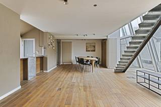 Deze ruime villa met een aparte praktijkruimte en extra bijgebouw is gelegen op rustige ligging te koop in Sint-Baafs-Vijve. De woning beschikt over...