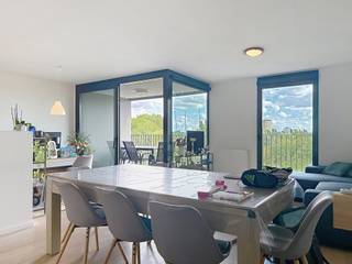 Charmant twee-slaapkamer appartement gelegen in de residentie LEIEMEERSEN I bestaande uit een inkomhal, leefruimte met open ingerichte Bulthaupkeuken, berging, afzonderlijk toilet, badkamer met ligbad en aparte douche + dubbel lavabo meubel. Gelegen dichtbij het centrum van Gent en de invalswegen. Ondergrondse staanplaats en kelder inbegrepen.  

€1200+ €100
Beschikbaar vanaf 01/10