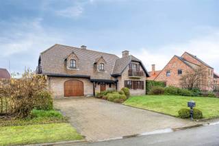 Gelegen in doodlopende straat te St. Kat. Waver prachtige 5 slaapkamer villa.Op de gelijkvloerse verdieping riante living (60 m²), volledig...