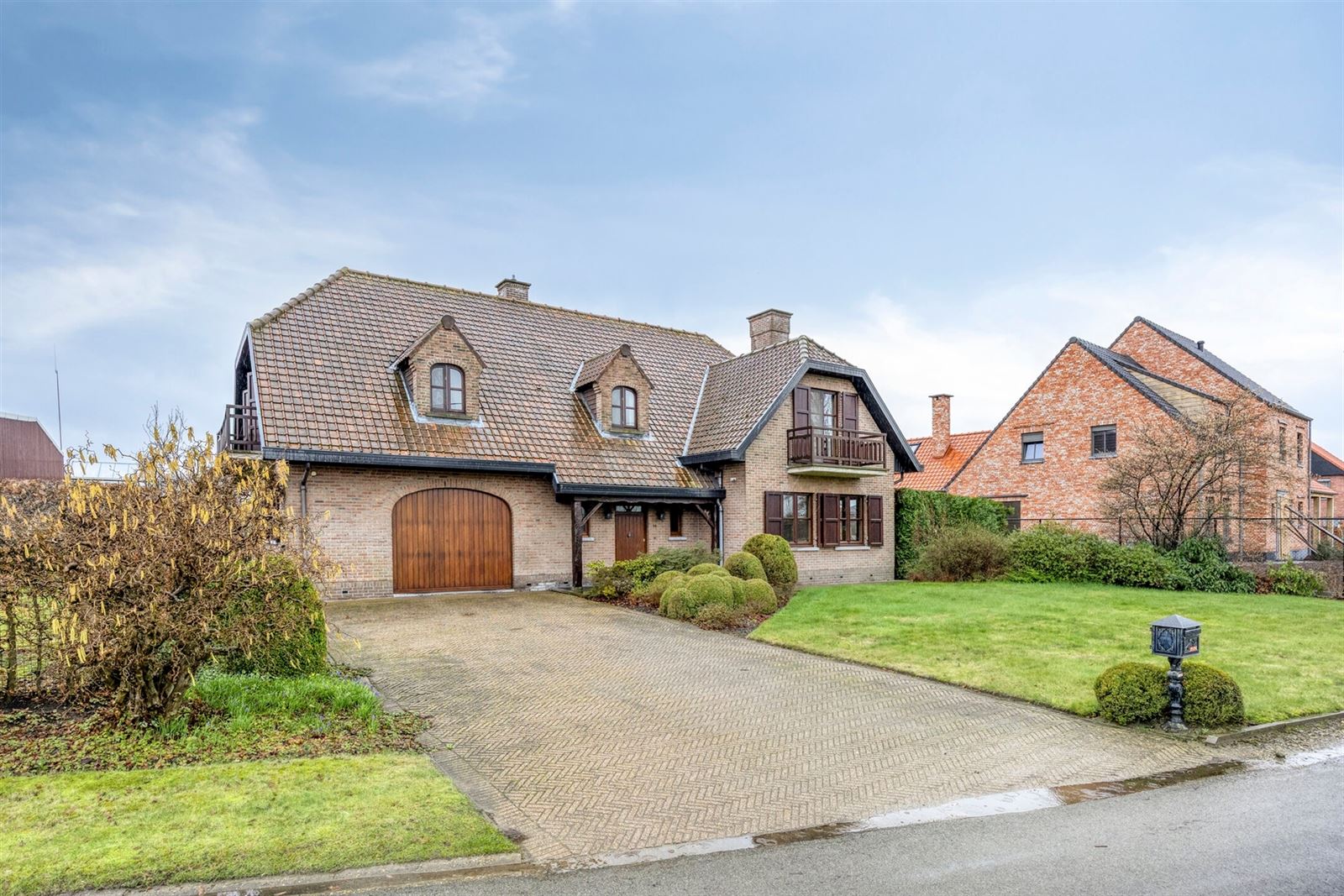 Riante open bebouwing in rustige straat - foto 2