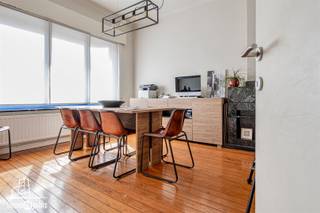 In de Guido Gezellelaan vindt u deze centraal gelegen herenwoning met mooie art-deco elementen. Met 4 ruime slaapkamers (±20 m²) en veel leefruimte...