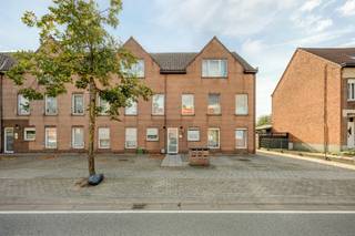 In het dorpscentrum van Westmalle, in een kleinschalige residentie zonder lift bevindt zich dit appartement van 73m² met 2 slks, terras van 8m² en achtergelegen garagebox, extra bij aan te kopen aan € 25.000. Het appartement is momenteel verhuurd. Ideaal appartement voor starters of als vastgoedinvestering!<br />Het appartement heeft energielabel D, epc waarde: 348 kWh/m². Het appartement wordt verwarmd met elektrische accumulatiekachels, de ramen zijn in pvc met dubbele beglazing.<br /><br />INDELING: Inkomhal (2m²); apart toilet met handenwasser (1m²); woonkamer (27m²); keuken (8m²); nachthal (4,5m²); badk (4m²) met ligbad, lavabo met spiegel, wandtegels; berging met elektrische boiler en aansluiting wasmachine (4m²); 2 slks (12m² en 11,5m²); terras 8m². Achter het gebouw bevindt zich een garagepoort met manuele kantelpoort ( b. 2,5m x l. 5m) en een gemeenschappelijke fietsenberging.<br /><br />Woning kopen of verkopen in Malle? Bel ons voor een gratis schatting of advies 03 361 51 51 of via info@yvesvanpelt.be