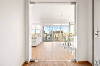 <p>TOPGELEGEN APPARTEMENT met 2 slaapkamers en leuk ZONNETERRAS met mooi ZICHT op groen en op de Veemarkt. Gelegen pal in het CENTRUM van KORTRIJK in een gegeerde RESIDENTIE! INDELING: inkom met apart toilet, lichtrijke grote leefruimte (mooi parket, hoge plafonds, grote glaspartijen), geïnstalleerde keuken met praktische aanpalende berging, nachthal, grote badkamer (dubbele lavabo, bad en toilet) en 2 ruime slaapkamers. Er is tevens een handige kelderberging. KWALITATIEF en LICHTRIJK APPARTEMENT! TROEVEN: dubbele beglazing alu, vloerverwarming op gas, HOGE PLAFONDS, DOMOTICA, CENTRAAL GELEGEN. Bezoek na afspraak met IMMO BEGUIN: 0486/606.600<br />Dit zoekertje omvat enkele AI-gegenereerde visualisaties.</p>