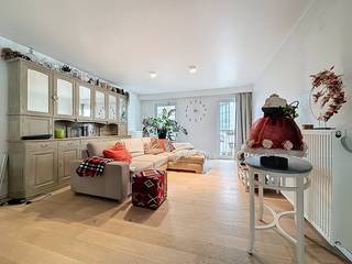 De hoogwaardige afwerking, de ligging, het uitzicht,... zijn slechts enkele zaken die van dit appartement een echt TOPappartement maken. Dankzij de perfecte positionering van het appartement krijgt men zowel vanuit de leefruimte, de keuken alsook op beide terrassen en de beide slaapkamers steeds een optimale aantrekkingskracht naar het licht toe. Het volledige appartement is geschilderd, voorzien van lichtarmaturen en gordijnrails.Indeling: inkomhal met apart gastentoilet en vestiaireruimte - ruime, aangename en lichtrijke leefruimte - volledig geïnstalleerde open keuken (oven, vaatwas, kookplaten, frigo met vriesvak) - berging (met aansluiting voor wasmachine en droogkast) - terras aan beide zijden van de leefruimte - slaapkamer met eigen douchekamer - slaapkamer 2 - badkamer met inloopdouche, bad, dubbel lavabomeubel en toilet.Een autostaanplaats is inbegrepen in de huurprijs van 1380. (1250 + 130 euro per maand)De gemeenschappelijke kosten in de vorm van een provisie bedragen 70 euro per maand en dienen voor het onderhoud van de gemeenschappelijke delen. Beschikbaar vanaf 1/12/2025