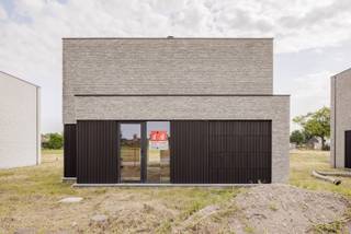 In de ‘Eggerstraat’, net buiten de dorpskern van Oostmalle bouwt Danneels deze stijlvolle open bebouwing op het lot 14. Het perceel is 605 m² groot en is rustig gelegen centraal in de nieuwe buurt.<br /><br />Deze vrijstaande woning in moderne bouwstijl heeft een doordachte indeling. Met o.m. een lichtrijke open ingedeelde leefruimte, een volledig ingerichte keuken, 3 mooie slaapkamers, dressingruimte in de master, een garage, oprit, terras én een ruime omheinde tuin. <br /><br />De woning wordt heel energiezuinig en is uitgerust met een geothermische warmtepomp, vloerverwarming, zonnepanelen en een ventilatiesysteem met warmterecuperatie.<br /><br /><span>We werken jouw nieuwe thuis sleutel-op-de-deur voor je af. Jij kiest jouw keuken- en badkamerinrichting, de vloer- en wandtegels uit bij onze projectpartners. Onze klantenbegeleider staat voor je klaar tijdens het hele realisatietraject. </span>