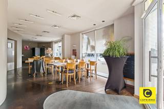<p><span>Handelspand met hoekligging en hoge visibiliteit op toplocatie te Berchem</span></p><p><span>Op de levendige Grotesteenweg, één van de belangrijkste verbindingsaders van Berchem, vinden we dit handelspand met uitzonderlijke zichtbaarheid dankzij de strategische hoekligging en grote raampartijen die zorgen voor een overvloed aan natuurlijk licht. De ligging is bovendien uitstekend: vlakbij het stadscentrum, het atheneum van Berchem, belangrijke invalswegen, de autosnelweg en het station van Berchem - ideaal voor wie vlot bereikbaar wil zijn.</span></p><p><span> </span></p><p><span>Indeling</span></p><p><span>Het gelijkvloers omvat een verbruiksruimte met toog en zitgedeelte, een ingerichte keuken en een sanitaire blok. De ruimte is vandaag ingericht als traiteur / broodjeszaak / catering, maar biedt tal van mogelijkheden voor andere doeleinden zoals kantoor, winkelruimte of showroom.</span></p><p><span> </span></p><p><span>Via een vaste trap is er een rechtstreekse toegang naar de kelderverdieping, die momenteel dienstdoet als ruim werkatelier, bergruimte en verbinding heeft met de parkeergarage. </span></p><p><span> </span></p><p><span>Ondergronds bevinden zich drie privatieve autostaanplaatsen. Momenteel zijn er twee van deze parkeerplaatsen afgesloten en geïntegreerd in de kelderruimte. Daarnaast bevindt zich in de garage nog een derde staanplaats.</span></p><p><span> </span></p><p><span>Overname handelsfonds</span></p><p><span>De mogelijkheid bestaat eveneens om het handelsfonds over te nemen.</span></p><p><span> </span></p><p><span>Extra troeven</span></p><p><span>- Uitstekende hoekligging met maximale visibiliteit</span></p><p><span>- Grote raampartijen en veel lichtinval</span></p><p><span>- Geschikt voor diverse handelsactiviteiten (traiteur, kantoor, winkel, praktijk, showroom, )</span></p><p><span>- Rechtstreekse toegang van handelsruimte naar kelder en parkeergedeelte</span></p><p><span>- Drie privatieve parkings, waarvan twee momenteel mee geïntegreerd zijn in de kelder</span></p><p><span>- Vlotte bereikbaarheid via invalswegen, openbaar vervoer en Berchem station</span></p><p><span>- 135 m² cfr. EPC</span></p><p><span> </span></p><p><span>Dit pand biedt dankzij zijn ligging, indeling en zichtbaarheid een unieke opportuniteit voor ondernemers die hun zaak willen vestigen op een commerciële toplocatie in Berchem.</span></p><p><span> </span></p>