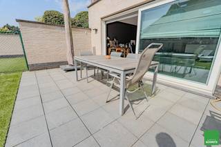 <strong>Schitterend tuinappartement met 2 slaapkamers, groot zonneterras en tuin in het Oude Knokke.</strong><br /><br />Zeer goed onderhouden residentie Pietrasanta, gebouwd in 2011.<br /><br />Indeling: inkomhall met vestiaire, aparte WC en berging/wasplaats. Ruime leefruimte met parketvloer bestaande uit zit- en eethoek. Volledig geïnstalleerde open keuken. Magnifiek zonneterras met tuin. Patio. Twee zeer ruime slaapkamers. Badkamer met ligbad, douche, WC en dubbele lavabo. Privatieve kelderberging en gemeenschappelijke fietsberging op de -1.<br /> 
