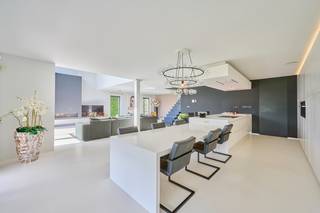 Wonen in pure architectuurStrakke lijnen, hoogwaardige materialen en een luxueuze afwerking maken van deze villa een echt architecturaal pareltje...