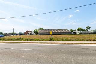 <p><span>Attractive plot of land for open-plan development, situated in a prime location in Putte.</span></p><p><span> </span></p><p><span>This beautiful, perfectly northeast-facing lot with an area of 810 m² offers the opportunity to design your own home with the following design requirements: front facade approximately 10 m, maximum building depth of 17 m on the ground floor.</span></p><p><span> </span></p><p><span>The property is ideally situated in a rural setting near the village center of Beerzel, with schools, shops, and public transportation within biking distance. Easy access is guaranteed thanks to its central location.</span></p><p><span> </span></p><p><span>For more information, please contact us at 015/755 444 or info@immovercammen.be.</span></p><p><span> </span></p>