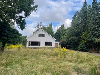 Deze, te renoveren woning, is uitstekend gelegen nabij het centrum van Drongen &amp; Gent, omgeven door groen doch nabij winkels, scholen, openbaar vervoer en de aansluitingen met verschillende verbindingswegen (R4, E40, ...),<br />Bruikbare vloeropp: 196 m<sup>2   </sup>(opgemeten volgens EPC).<br />Perceelsopp: 2.059 m<sup>2</sup>.<br /><br />Indeling:  inkomhal, apart gastentoilet, 3 ruime slaapkamers, badkamer, woonkamer, berging, keuken en een eventueel verder in te richten zolder. Verder is er nog een inpandige garage en een prachtige tuin.<br />Mogelijkheid om te verbouwen aan 6% btw.<br /><br />Voor meer info of bezoek contacteer Sara - Center Office : 0478 90 27 09.<br /><br />EPC:  795 kWh/m²/jaar - F label (renovatieplicht van toepassing). <br />Niet asbestveilig: 0 dringend te verwijderen - 0 dringende maatregelen te nemen - 2 te verwijderen materialen.<br />Stedenbouwkundige info: Woongebieden met landelijk karakter, vergunning uitgereikt, geen voorkooprecht, geen verkavelingsvergunning uitgereikt, geen rechterlijke herstelmaatregel of bestuurlijke maatregel opgelegd.<br />P-Score: A.<br />G-Score: A.<br /><br /> 
