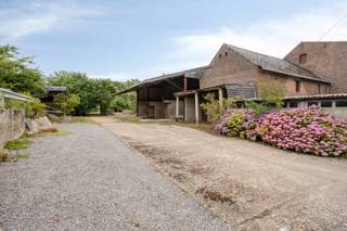 In het landelijke Vechmaal tussen Borgloon en Heers is dit perceel gelegen in een aangename en rustige straat.<br /><br />Deze eigendom heeft een oppervlakte van 26a 77ca (2.677m²) met een breedte aan de straat van ongeveer 35 meter en een diepte van ongeveer 76 meter.<br /><br />Op dit perceel staat een landgebouw met achtergelegen stal, garage en grote open loods. Achterliggend een perceel weide.<br /><br />INTERESSE? Maak dan telefonisch een afspraak op ons nummer 012 23 00 23 of mail uw vragen aan roland@immo-leroi.be.