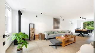 In een rustige en aantrekkelijke verkaveling in het hart van Moerkerke bevindt zich deze recente, perfect onderhouden woning. Dankzij haar energiezuinige karakter, doordachte indeling en kwalitatieve afwerking vormt deze eigendom de ideale thuis voor gezinnen die op zoek zijn naar comfort en woonkwaliteit.<br /><br />Indeling : de inkomhal met ingemaakte kast en een gastentoilet. De lichtrijke leefruimte sluit naadloos aan op de open, volledig ingerichte keuken, die beschikt over alle hedendaagse comfort. Aansluitend bevindt zich een praktische berging/wasplaats met extra opbergruimte. Vanuit de keuken heeft u rechtstreeks toegang tot de westgerichte tuin waar u kunt genieten van de namiddag- en avondzon. Het terras en de tuinberging maken het buitengebeuren compleet.<br /><br />Op de eerste verdieping bevinden zich drie volwaardige slaapkamers, waarvan één uitgerust is met een inloopkast en airconditioning. Verder vindt u er een volledig ingerichte badkamer met ligbad, inloopdouche en wastafelmeubel, evenals een afzonderlijk toilet. De ruime bergzolder biedt bovendien heel wat extra stockageplaats.<br /><br />Extra troeven zijn de carport met bijkomende autostaanplaatsen , maar liefst 18 zonnepanelen met thuisbatterij, een conforme elektrische installatie en het uitstekende EPC-label A. <br />Kortom, een instapklare woning waar energiezuinig wonen en hedendaags comfort hand in hand gaan.<br /><br />Bezoeken? Graag na afspraak met Willem Cauwels op 050/89.27.70