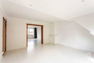 <p>TE KOOP – GENT<br /><br />Wees welkom op onze bezoekdag 06/09 – Contacteer Bruno voor een afspraak of meer informatie via 0495 12 20 64<br />Dit appartement ligt in het hart van Gent, in de rustige Abrahamstraat. Het stadsleven begint om de hoek: markten, terrassen, restaurants en cultuur op twee minuten te voet. De stille straat combineert het bruisende stadsleven met echte rust. Vanaf het terras kijkt u uit over het Prinsenhof en de kloostertuin van de Karmelieten.<br /><br />Het appartement bevindt zich op de vierde verdieping (lift aanwezig), onder het geïsoleerde dak. Via een ruime inkomhal met apart gastentoilet komt u in de riante leefruimte van 47 m². Door de indeling en de doorgangen kan eenvoudig een tweede slaapkamer worden voorzien. De afzonderlijke keuken is functioneel ingericht en biedt zicht op de historische gevels. De badkamer is recent gerenoveerd en voorzien van een inloopdouche. Er is een recente boiler en de elektrische installatie is conform. Het appartement beschikt over individuele centrale verwarming op aardgas.<br /><br />Dankzij de centrale ligging, het terras met uitzicht over het Prinsenhof, de rust op de bovenste verdieping en de flexibele indeling is dit een zeldzame kans voor wie in het centrum van Gent wil wonen zonder in te boeten op stilte en ruimte.<br /><br />Alle beschikbare documenten kunt u terugvinden op onze website.</p>