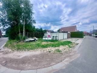 Bouwgrond 2a 36ca te koop voor half open bebouwing met zuidwestelijke oriëntatie. De bouwgrond is gelegen in rustige en gezinsvriendelijke buurt, weg...