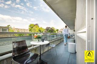 Stijlvol en instapklaar 2 slaapkamer appartement van 107m² met zeer ruim zonnig terras van 45m² op fel begeerde centrale locatie!Energiezuinig,...