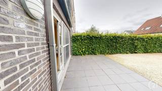 Gelijkvloersappartement met terras en garageboxIn een klein gebouw (4 appatementen), gebouwd in 2001,Rustig gelegen omringd door natuur, op het...