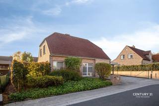 www.blauwvoetstraat10.beOp een rustige, residentiële locatie nabij het centrum van Otegem, krijg je de kans om deze, goed onderhouden, ruime woning te ontdekken! De woning verwelkomt je via een ruime inkomhal met veel lichtinval en een apart gastentoilet. Daarna komen we in de leefruimte, bestaande uit een gezellige zithoek en eetplaats. Via het grote schuifraam is er mooi, groen uitzicht en toegang naar de West-geörienteerde terras en onderhoudsvriendelijk, aangelegde tuin. Aanpalend aan de leefruimte bevindt zich de halfopen, volledig ingerichte keuken die hetzelfde groene zicht en toegang biedt naar de tuin. Naast de keuken bevindt zich de technische berging met aparte wasplaats en een toegang via de zijdeur. De voormalige garage die nu is ingericht als praktisch thuis-bureau en heeft ook de toegang naar de droge kelder. Op de 1e verdieping krijg je maar liefst 3 grote kamers en een mooie badkamer met aparte douche, ligbad, wastafel en toilet. Er is ook nog een praktische bergzolder aanwezig. Aan de buitenzijde werd de woning voorzien van een onderhoudsvriendelijke omgeving, met een groene voortuin, een oprit voor 3 wagens, carport met een elektrische laadpaal, een zonnig terras voorzien van een luifel, een leuke, grote tuin met tuinberging/tuinhuis. Wil jij komen wonen in 1 van de meest gegeerde buurten van Otegem, op een leuke, kindvriendelijke locatie, nabij het centrum in alle rust? Dan is dit jouw kans. Wens je meer informatie of een bezoek? Neem contact met Stein via 0468 41 38 48 of stein@immovercoutere.be