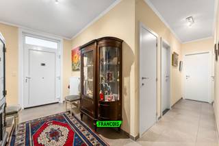 Deze charmante bungalowwoning is gelegen op een uiterst centrale én uitzonderlijk rustige locatie in Blankenberge. De woning werd volledig...