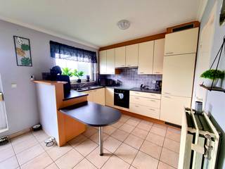 Dit<strong> ruim appartement</strong> beschikt over<strong> twee slaapkamers</strong> en bevindt zich vlakbij het dorpsplein van <strong>Drongen</strong>.<br /><br />Het appartement omvat een inkomhal die toegang biedt tot de lichtrijke woonkamer. De grote raampartijen zorgen voor een <strong>natuurlijke lichtinval</strong> en bieden toegang tot het zonnig en ruim <strong>terras </strong>met zicht op de Drongense kerktoren. Aansluitend bevindt zich de <strong>volledig voorziene keuken</strong> met keukenberging. Verder is er een eerste ruime slaapkamer, en een tweede kleinere slaapkamer die naargelang de woonwensen ook kan dienen als bureau, dressing, hobbykamer, etc. Verder is er nog de badkamer, een aparte berging met aansluiting voor een wasmachine, en een apart toilet. In de kelderverdieping is er nog een<strong> private kelderberging</strong>.<br /><br />Met een gunstig <strong>EPC label B</strong> voldoet het appartement aan de huidige normen. Winkels, openbaar vervoer en diverse andere faciliteiten bevinden zich op wandel- en fietsafstand. Ook het Gentse stadcentrum bevindt zich slechts op zo'n kwartiertje fietsen. <br /><br />Bij het appartement hoort ook een <strong>private autostaanplaats</strong>. Deze is inbegrepen in de maandelijkse huurprijs.<br /><br />De gemeenschappelijke syndicale kosten bedragen €100 per maand. <br /><br />Het appartement is ten laatste beschikbaar op 15/01/2027.<br /><br />Interesse in dit ruim appartement met terras en autostaanplaats op een <strong>toplocatie</strong> te Drongen? <strong>Contacteer Gijs</strong> via gijs@convas.be voor een bezoek ter plaatse.