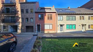 Pal in het centrum van Maaseik, haast letterlijk onder de toren van de Sint-Catharinakerk, ligt deze verrassend ruime stadswoning. Dankzij de centrale ligging geniet u van een aangename en rustige locatie, met winkels, horeca en de gezellige Maaseiker Markt op wandelafstand.<br /><br />Binnen valt vooral de ruimte op: hoge plafonds, grote kamers en een royale leefruimte geven de woning karakter en heel wat mogelijkheden. Het pand vraagt om opfrissing en modernisering, maar vormt daardoor een interessante basis voor wie het geheel volledig naar eigen smaak wil afwerken.<br />Leuk om te weten is dat u ook de zolderruimte met een vaste trap kan bereiken. Indien nodig kan ook deze ruimte worden ingericht als hobbykamer of hoofdslaapkamer met dressing. <br /><br />Een belangrijke troef is het knusse perceel met tuin, dat ook langs de achterzijde bereikbaar is. Achteraan bevindt zich bovendien een ruime garage met plaats voor twee wagens. Zonder twijfel een praktisch voordeel midden in de historische stadskern.<br />Gooit u het over een andere boeg, dan kan het bijgebouw mogelijk worden omgevormd naar praktijkruimte of vakantiewoning (onder voorbehoud van vergunning).<br /><br />PRO:<br />- Perceel aan twee zijden bereikbaar<br />- Bijgebouw ideaal voor hobby, vrij beroep, garage<br />- Ruime woning<br />- Toplocatie<br />- Verrassend rustig<br /><br />INDELING:<br /><br />Gelijkvloers (±115m²):<br />- Inkomhal <br />- Woon- en eetkamer, zithoek<br />- Keuken<br />- Sanitaire cel met toilet<br />- Toegang naar kelder<br />- Tuinkamer<br />- Overdekt terras<br />- Achterliggende garage met toegang in de Hertstraat<br /><br />Verdieping 1 (±71m²):<br />- Nachthal<br />- Badkamer<br />- Slaapkamer 1: tweepersoons<br />- Slaapkamer 2: tweepersoons<br />- Slaapkamer 3: éénpersoons<br />- Slaapkamer 4: éénpersoons<br /><br />Verdieping 2: zolderruimte open tot in nok, bereikbaar met vaste trap<br /><br />Kelder: ruime voorraadkelder<br /><br /> 
