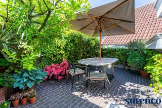 <p><strong>Sales &amp; Rentback – Vastgoedinvestering met zekere huuropbrengst</strong></p>
<p><strong>Deze uitzonderlijke duplexwoning 181m² met parkeerplaats in hartje Antwerpen wordt aangeboden via het principe van Sales &amp; Rentback. Na de notariële overdracht blijft de huidige eigenaar het pand huren onder een maximaal 10-jarig huurcontract aan €1.825 per maand, geïndexeerd en exclusief kosten. Dit biedt u als investeerder directe, stabiele en voorspelbare huurinkomsten.</strong></p>
<p>Het appartement maakt deel uit van <em>Den Brandthaeck</em>, een beschermde patriciërswoning in Lodewijk XV-stijl, waarvan de oorsprong teruggaat tot de 16de eeuw. Deze unieke residentie werd met veel zorg en respect voor het historische karakter gerenoveerd door Conix Architecten. Gelegen op een toplocatie, vlakbij de Meir en op wandelafstand van het Centraal Station, winkels, openbaar vervoer, scholen en ziekenhuizen, combineert deze eigendom erfgoedwaarde met hedendaags comfort.</p>
<p>Bij het betreden van het appartement komt u binnen via een ruime INKOMHAL die toegang geeft tot de verschillende vertrekken op dit niveau. Aan de straatzijde bevindt zich een royale BUREAU van ca. 27m² met aansluitend een kleine ARCHIEFRUIMTE. Via een privatieve TRAPHAL die tevens dienst doet als praktische opbergruimte, bereikt u de overige ruimtes. De MASTERBEDROOM van ca. 21m² beschikt over een ENSUITE BADKAMER met inloopdouche en dubbele wastafel. Daarnaast bevindt zich een aparte WC met handenwasser. De TWEEDE SLAAPKAMER van circa 14m² is momenteel ingericht als ruime DRESSING/VESTIAIRE.</p>
<p>Via de TRAP bereikt u het bovenste niveau van de woning, waar een indrukwekkende en lichtrijke LEEFRUIMTE van ongeveer 66 m² op parket zich uitstrekt over de volledige diepte van het gebouw. Aansluitend bevindt zich de volledig geïnstalleerde KEUKEN van ca. 17m², die toegang biedt tot het ZONNETERRAS van 24m² – een zeldzame en rustige buitenruimte in het centrum van de stad.</p>
<p>De woning beschikt over twee ruime KELDERBERGINGEN die inbegrepen zijn in de prijs. Voor de inpandige AUTOSTAANPLAATS wordt een bijkomende prijs van €35.000 gevraagd.</p>
<br /><span><strong>BIJZONERHEDEN: </strong></span><br />* <span>SALE &amp; RENTBACK – Zorgeloos investeren met zekere huuropbrengst<br /></span>* Ruim duplex appartement + terras + Parking in centrum Antwerpen. Mobiscore 9,4<br />* Extra 2 ruime kelderbergingen<br />* Asbestvrij, goede EPC: 198kWh/m², lift in het gebouw <br />* Zeer verzorgd appartement in een zeer mooie goed onderhouden residentie/VME