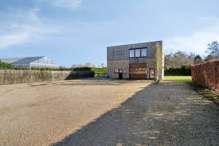 Een eigendom met mogelijkheden, rustig gelegen in het groene Laarne. Deze site combineert een bedrijfsgebouw, momenteel ingericht...