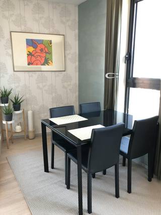 Dit licht en ruim appartement van 92 m² met 2 slaapkamers, gelegen op een toplocatie, biedt een comfortabel en huiselijk gevoel dankzij de grote leefruimte met veel natuurlijke lichtinval. De volledig uitgeruste keuken en moderne badkamer zorgen voor optimaal comfort. Geniet van een zonnig terras met mooi uitzicht. Het appartement beschikt over een privékelder, een gemeenschappelijke afgesloten fietsenstalling en een autostaanplaats op -3. De vlotte verbinding met openbaar vervoer, winkels en scholen op wandelafstand maakt het een ideale woonst.Centrale verwarming met WKK en warmtepomp, een collectief ventilatiesysteem en airco in de woonkamer zorgen voor een aangenaam binnenklimaat. Het dubbel hoogrendementsglas met aluminium profielen draagt bij aan de energie-efficiëntie. Drie liften, een Bringme box voor pakjesontvangst en een afvallokaal maken het leven gemakkelijk. Meerdere tramverbindingen voor de deur en een Velo station bieden vlotte mobiliteit. De nabijheid van de Ring en belangrijke invalswegen, parken, horeca, de jachthaven, het MAS en winkelbuurten op wandelafstand maakt de locatie extra aantrekkelijk.Dit instapklare appartement is perfect voor wie op zoek is naar een aangename woonst in een levendige buurt. De toplocatie biedt alles wat je nodig hebt voor een comfortabel leven.De algemene voorwaarden van Dewaele DIY kunt u steeds raadplegen via dewaele.com.Bestuursmaatregelen in het maatregelenregister: in aanvraag