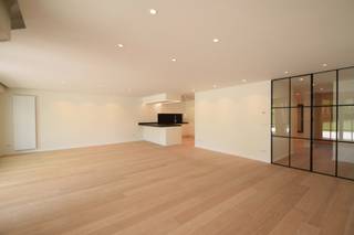 Zonovergoten tuin appartement van 146 m² met groot terras en prachtige tuin gelegen in het exclusieve domein Tennis Gardens op enkele passen van de zee en het Zwin. Indeling: inkomhal met vestiaire en gastentoilet. Ruime lichtrijke woon en eetkamer met toegang tot het zuidgericht terras met tuin. Open keuken voorzien van alle apparatuur (Miele toestellen). Berging/wasplaats. Master bedroom met aansluitende badkamer (dubbele lavabo, bad en toilet) en toegang tot het terras achteraan. 2de ruime slaapkamer met douchekamer en toegang tot het terras achteraan. 3de slaapkamer met douchekamer. Alle slaapkamers zijn voorzien van ingemaakte kasten. Mogelijkheid tot aankopen van een tandem garagebox in de residentie. Privatieve kelder en fietsenberging. Binnenzwembad toegankelijk voor de bewoners van de residentie. Conciërge.