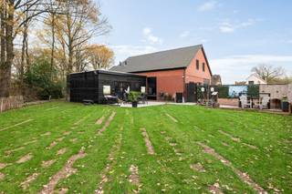 Volledig gerenoveerde villa (5/6 slpk – 2 badk) met ruime garage op een unieke locatie, omgeven door een prachtig wijds landelijk verzicht...