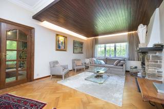 UCCLE, nichée dans l’un des quartiers les plus recherchés, au calme d’une rue résidentielle entourée de verdure, cette villa 4 façades de ± 220...