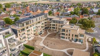 Deze casco handelsruimte maakt deel uit van het nieuwbouwproject 'Residentie Vue' te Veurne.<br />Mogelijkheid tot aankoop van autostaanplaats, afgesloten garage en/of kelderberging in het ondergronds complex. <br /><br />Handelspand: 181,49m²