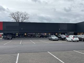 Baanwinkel for rent with an area of approximately 431 m² (gross area) in a commercial location along the Brugsesteenweg in Roeselare. Located in...