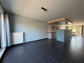 <p>Energiezuinig appartement gelegen op de eerste verdieping van deze kleinschalige residentie. <br />Het geniet van een rustige ligging doch vlotte verbinding naar invalswegen. <br /><br />Het appartement omvat een ruime leefruimte, open keuken, twee slaapkamers, badkamer met wastafel, ligbad met douchegedeelte en toilet, twee terrassen, grote kelderberging met aansluiting voor de wasmachine en een autostaanplaats vooraan het gebouw.<br /><br /><strong>Beschikbaar per 01/09/2026</strong><br />Provisie gemeenschappelijke kosten: €50/maand.<br /><br />Een bezoek kan uitsluitend worden aangevraagd via onze website: http://www.vastgoeddevos/te-huur, klik het pand aan en klik vervolgens op "Maak een afspraak".</p>