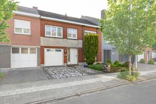 Welkom in de Koolkapperstraat 49 te Kortrijk 🌿. Deze volledig te renoveren gesloten bebouwing (met een grote bruikbare vloeroppervlakte van 171 m²) biedt een solide structuur en wacht op een totale esthetische en energetische transformatie!<br /><br /><strong>🧱 Totaalrenovatie:</strong><br />De woning verkeert in een te strippen toestand. Dit geeft u de unieke vrijheid om de indeling en het comfort volledig naar eigen hand en moderne smaak te zetten.<br /><br /><strong>📍 Ligging:</strong><br />De woning is gelegen in de Koolkappersstraat, op een zucht van het levendige stadscentrum van Kortrijk. De woning bevindt zich in Woongebied (Kortrijkse dorpskern). Met scholen, winkels, openbaar vervoer en belangrijke invalswegen (R8/E17) binnen handbereik, geniet u hier van een uitstekende mobiliteit. Alles is vlot bereikbaar te voet of met de fiets 🚴♂️🚗.<br /><br /><strong>🛋️ Indeling:</strong><br />Gelijkvloers:<br />Inkomhal die toegang geeft tot de achterliggende ruimtes. De leefruimte en salon dienen volledig te worden gemoderniseerd. Aansluitend bevindt zich een eenvoudige, verouderde keukenruimte. Achteraan is er een basis badkamer/wasplaats en een apart toilet. Via de achterzijde bereikt u de buitenruimte/koer, die omgevormd kan worden tot een gezellige stadstuin.<br /><br /><u>1ste verdieping:</u><br />De vaste open natuursteen trap leidt naar de eerste verdieping met slaapkamers. De ruimtes hebben een houten roostering en dienen volledig gestript en geïsoleerd te worden.<br /><br /><u>2de verdieping / zolder:</u><br />Bereikbaar via een vaste trap. Deze open ruimte onder het schuine dak biedt the perfecte mogelijkheid om na isolatiewerken extra slaapkamers of een master bedroom in te richten.<br /><br /><strong>🔑 Troeven van de woning:</strong><br />✔️ Uitstekend renovatieproject voor doe-het-zelvers of investeerders 🔨<br />✔️ Grote bruikbare vloeroppervlakte van 171 m² <br />✔️ Vaste trap naar de zolderverdieping voor extra uitbreidingsmogelijkheden ✨<br />✔️ Gelegen in woongebied in een rustige straat nabij het centrum van Kortrijk<br /><br /><strong>⚠️ Label F & Renovatieverplichting:</strong><br />De woning beschikt over een energiescore van 510 kWh/(m² jaar), wat overeenkomt met een EPC-label F. Het pand is dan ook onderhevig aan de Vlaamse renovatieverplichting (binnen de 5 jaar te renoveren naar minimaal label D). Dit is het ideale startschot om direct te investeren in moderne isolatie, hoogrendementsbeglazing en een energiezuinige verwarmingsinstallatie.