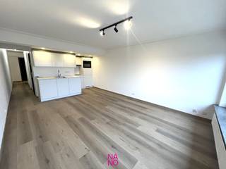 Un appartement de 2 chambres à coucher idéalement situé et rénové, situé au 8ème étage d'une résidence haut de gamme bénéficiant d'une vue PHÉNOMÉNALE sur la mer et les dunes. Cet appartement prêt à vivre a été récemment rénové et comprend une entrée avec placards vestiaire, séjour avec vue imprenable sur la mer et les dunes, une cuisine ouverte entièrement neuve avec l'électroménager nécessaire dont lave-linge, 2 chambres à coucher dont 1 pour un double lit et la 2ème pour un lit superposé et une salle de bains moderne neuve avec douche à l'italienne et W.C. Local à vélos dans l'immeuble. Très belle offre !